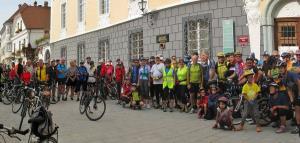 Vida Markovc: Kolesarji na Linhartovem trgu (fotonatečaj Dogodki v občini Radovljica 2014)